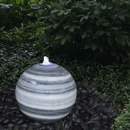Gartenbrunnen Marmorkugel grau-weiß 40 LED Detail