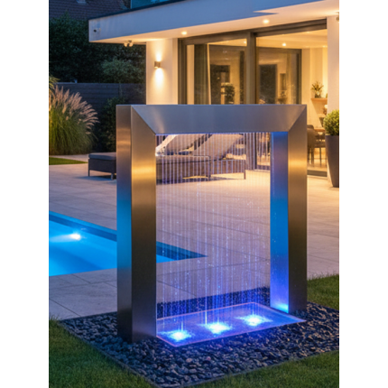 Edelstahl Wassertor mit gleichmäßigem Wasserfilm und integrierter LED-Beleuchtung bei Dämmerung.