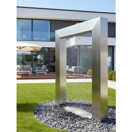 „Modernes Wassertor aus Edelstahl mit Wasservorhang als Designbrunnen in einem zeitgenössischen Garten“