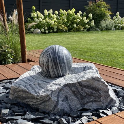 Schwimmende Steinkugel Wachauer Marmor. Auf einem dünnen Wasserfilm dreht sich die Kugel