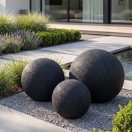 Moderne Gartendekoration mit natürlicher Steinoptik: Dieses dekorative 3er-Set besteht aus drei unterschiedlich großen, innen hohlen Kugeln, die außen mit Steinsegmenten belegt sind.