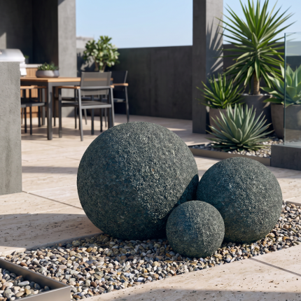 Moderne Gartendekoration mit natürlicher Steinoptik des Marmors Verde Alpi: Dieses dekorative 3er-Set besteht aus drei unterschiedlich großen, innen hohlen Kugeln, die außen mit Steinsegmenten belegt sind. Die strukturierte Oberfläche verleiht den Kugeln 